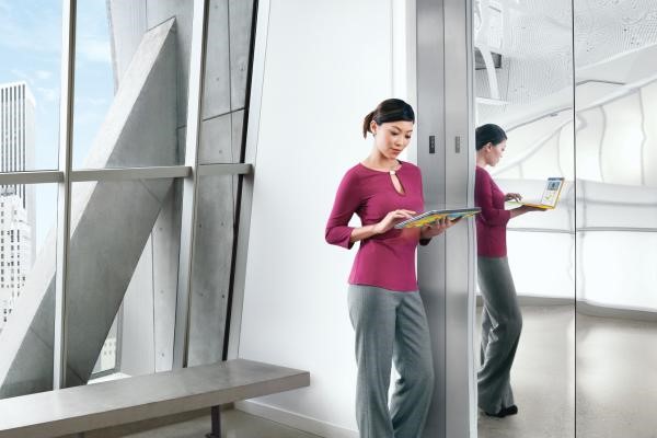 mujer con ultrabook