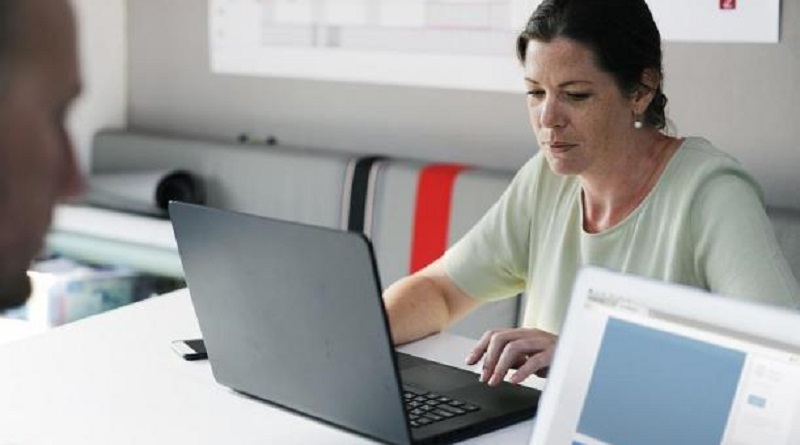 mujer en laptop