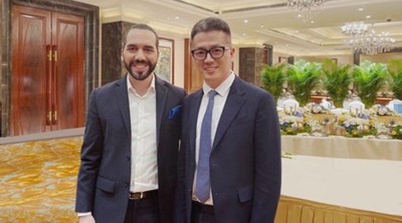 El presidente salvadoreño Nayib Bukele (a la izquierda) sostiene encuentro con Sun Bo, director de Marketing de Trip.com Group. (PRNewsfoto/Trip.com Group)
