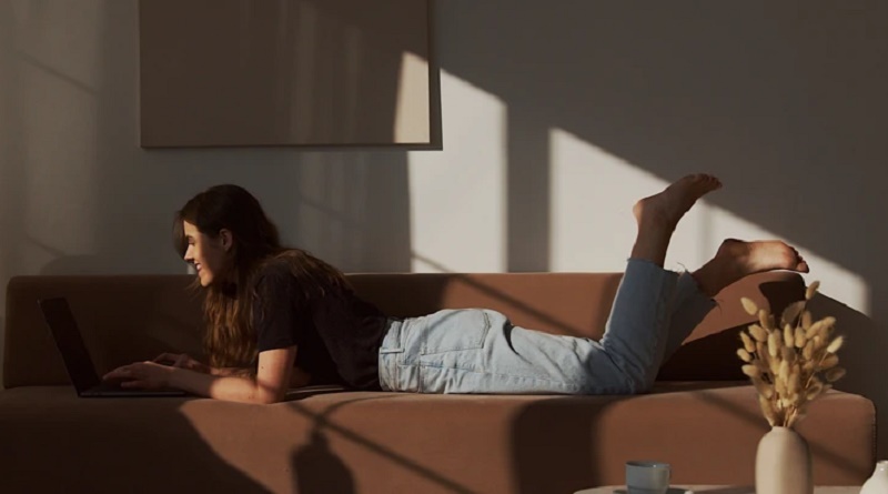 mujer en sofa con laptop