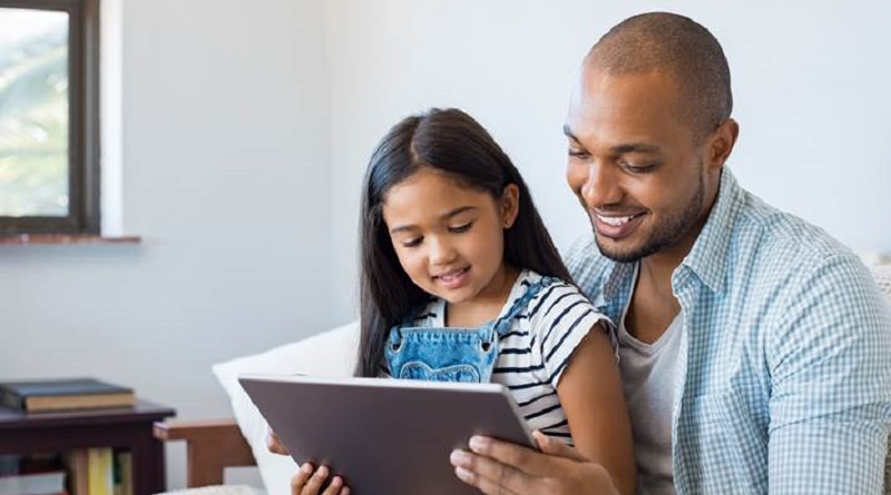 papa e hija con tableta