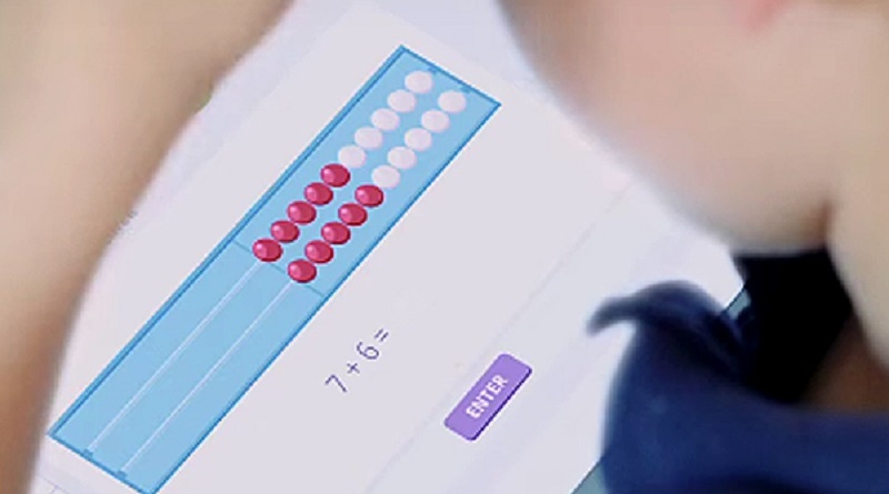 Nino ejercitando matematicas