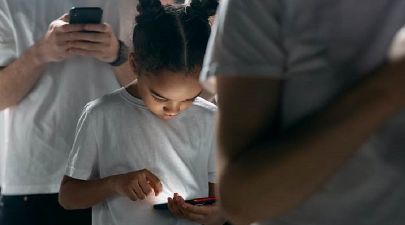 niña con movil