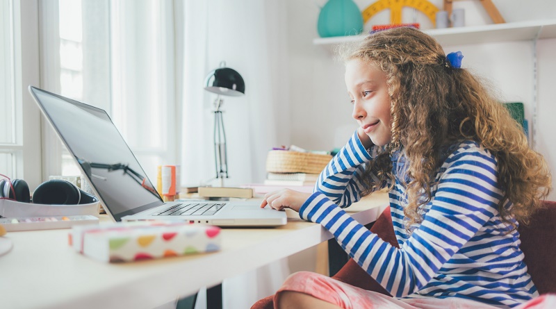 niña computador