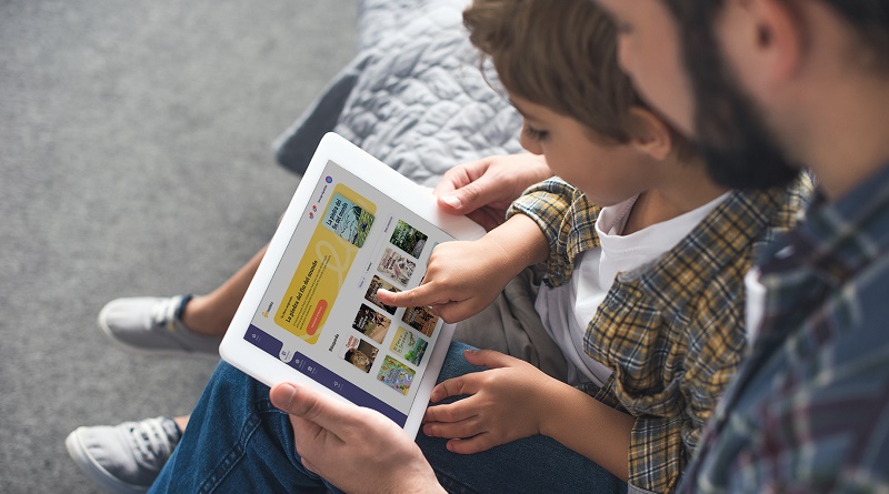 Padre-e-hijo-utilizando-Beereaders
