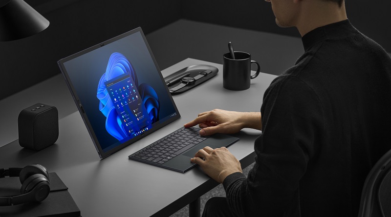 Zenbook 17 Fold OLED_UX9702_Scenario photo_Desktop mode